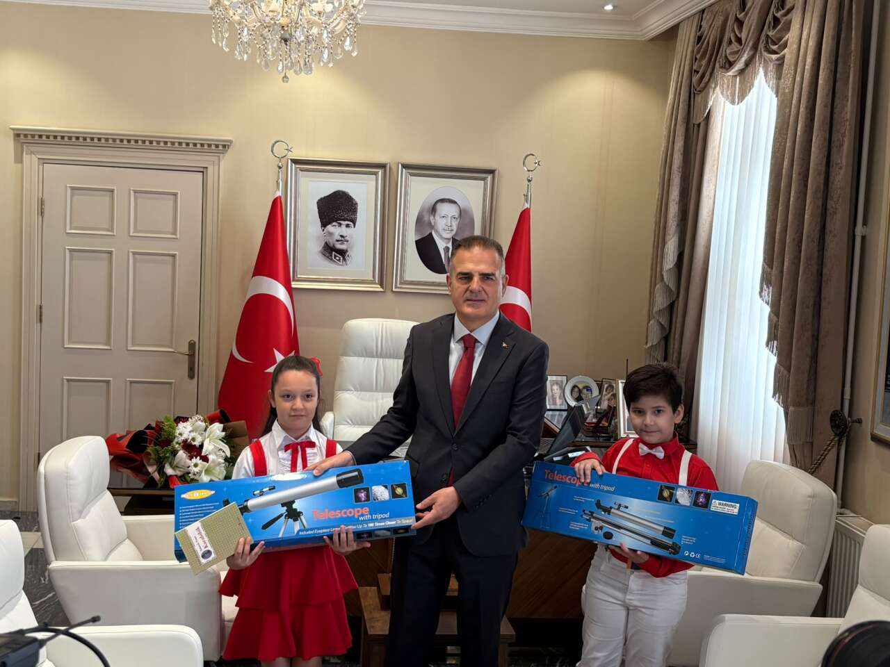 Muğla Valisi Dr.İdris Akbıyık, Öğrencileri Makamında Ağırladı 3